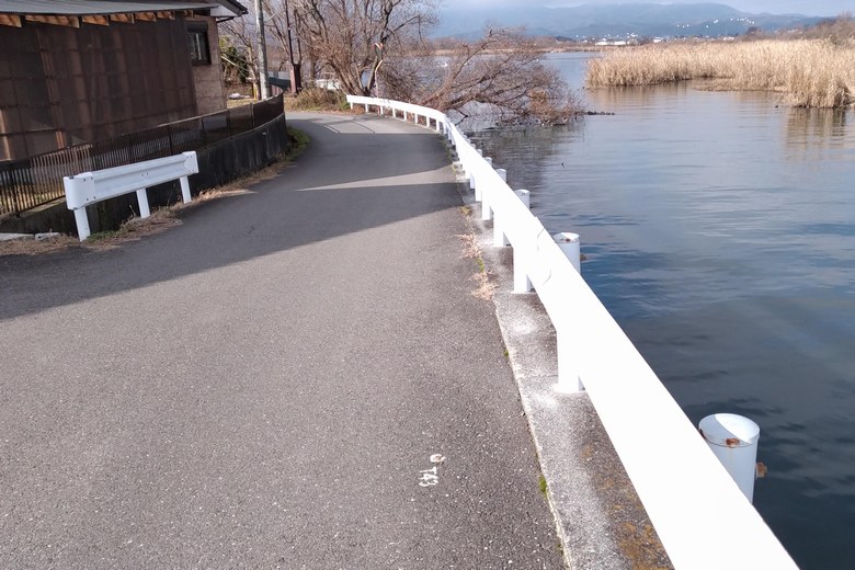 松ノ木内湖の南に入る細い道
